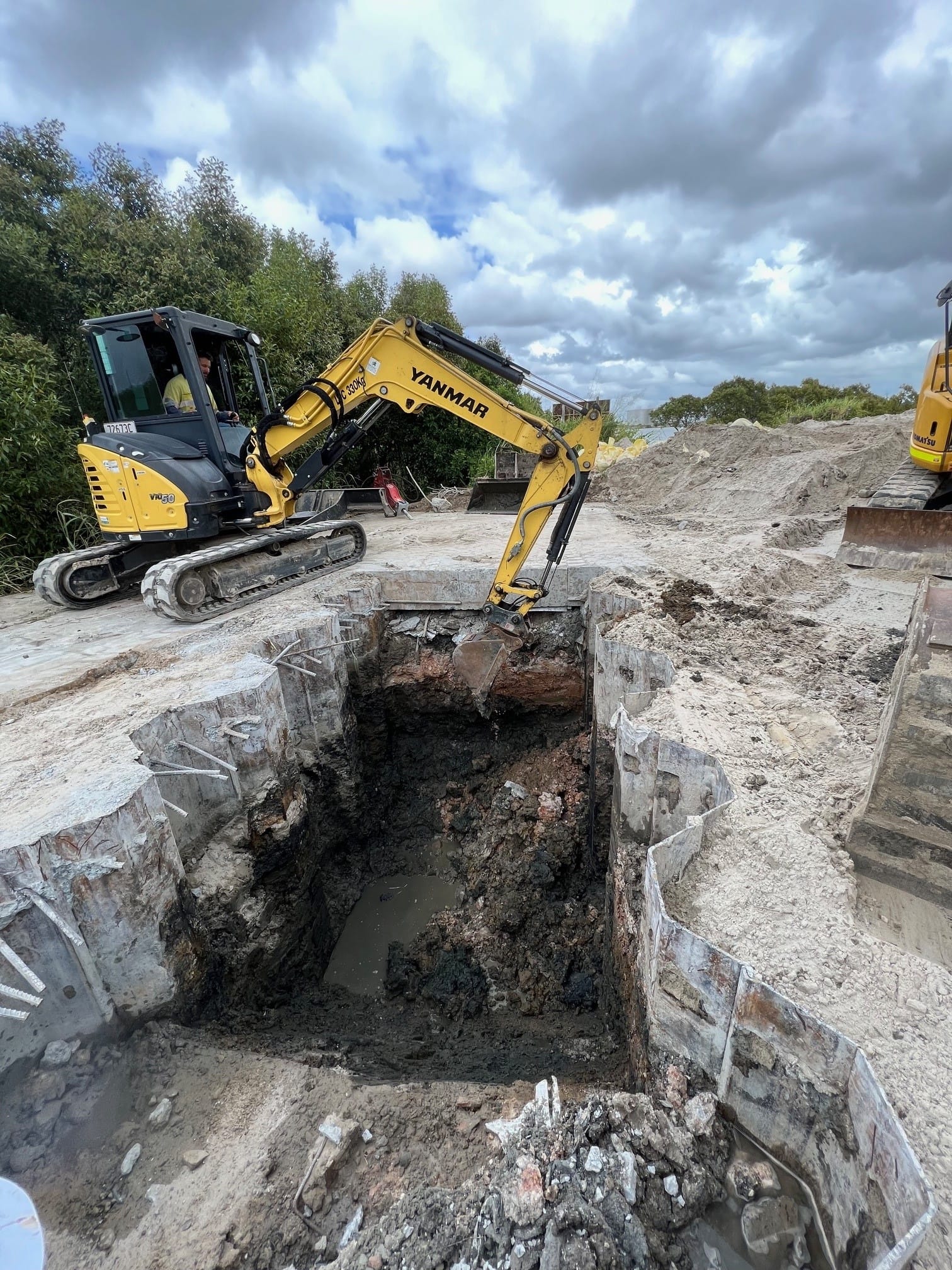 Excavator managing ground stabilisation in wet terrain