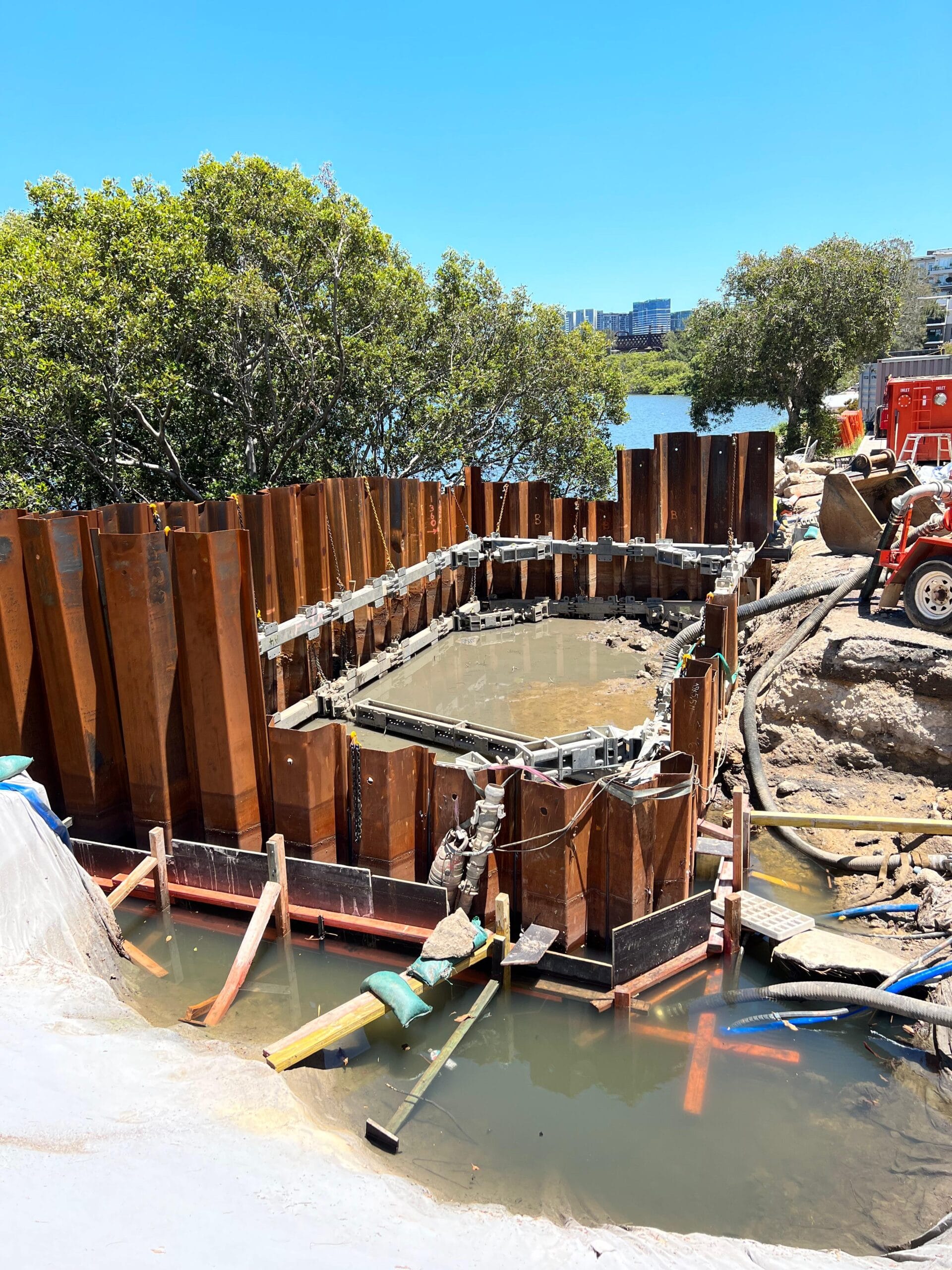 Sheet piling and containment work for structural system in riverside zone